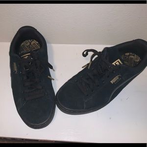 Pumas Suede